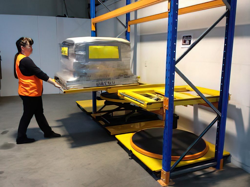 Extendable roller pallet table fully pulled out from racking